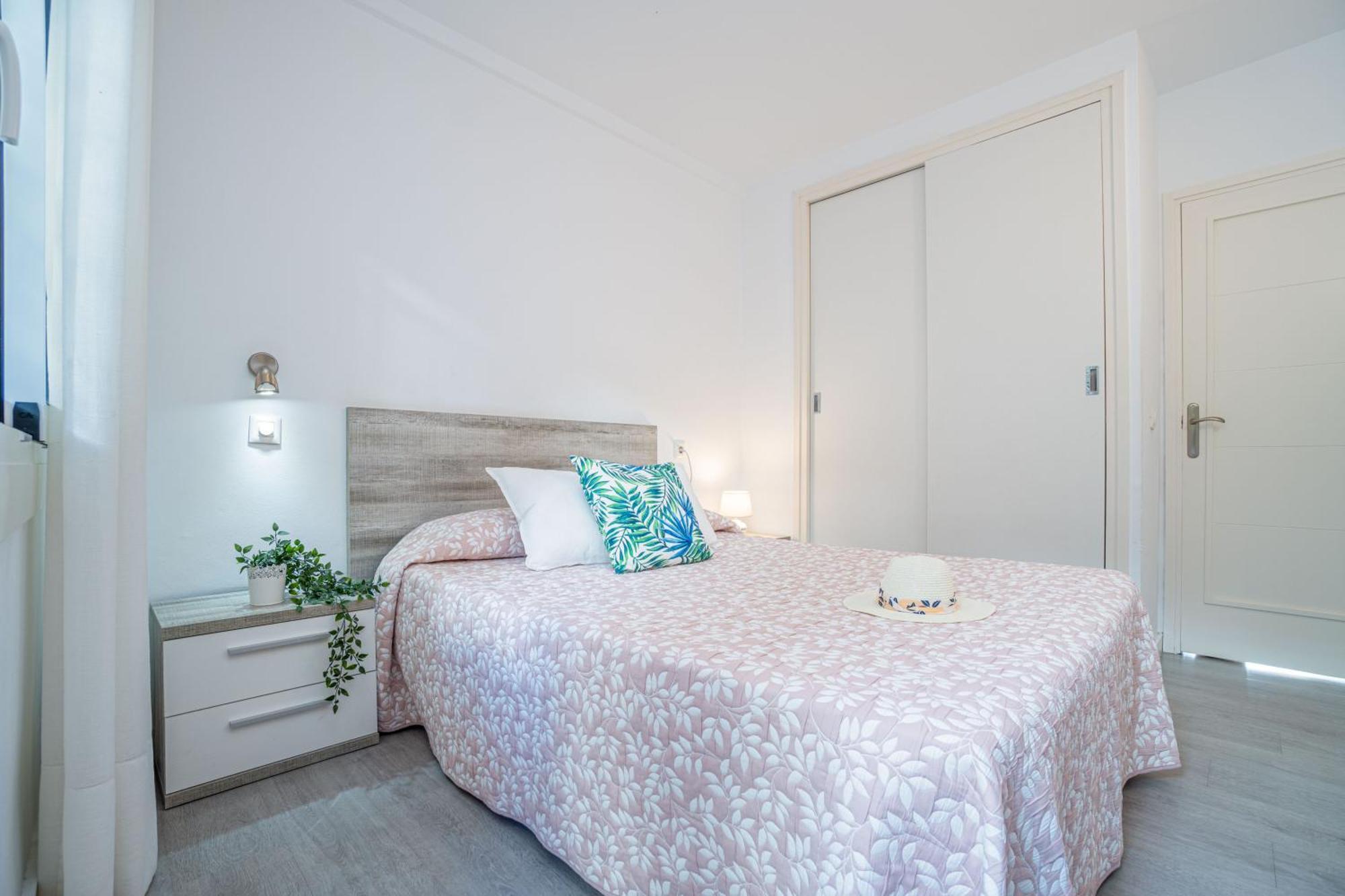 Apartment Meda Chica Roses Ngoại thất bức ảnh